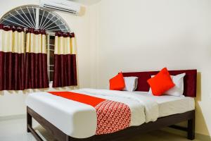 Postel nebo postele na pokoji v ubytování Hotel O Shiv Sai Palace