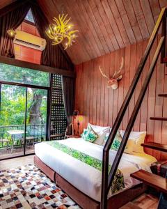 เตียงในห้องที่ DAMNERNPAWA