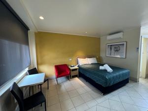 Postel nebo postele na pokoji v ubytování Chelsea Motor Inn