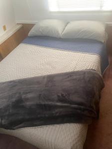 Postel nebo postele na pokoji v ubytování Super Saver 5th wheel 4A