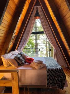 Postel nebo postele na pokoji v ubytování Cabanas da Mata Com Vista para as Montanhas na Serra Gaúcha