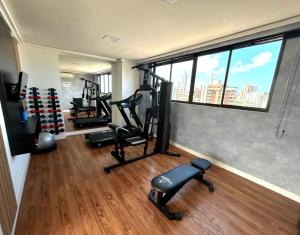 siłownia z bieżniami i sprzętem do ćwiczeń w budynku w obiekcie Luxury Flat dos Sonhos - Edificio Compact Tambau w mieście João Pessoa