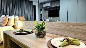 stół z dwoma talerzami jedzenia na górze w obiekcie Luxury Flat dos Sonhos - Edificio Compact Tambau w mieście João Pessoa