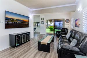 Posezení v ubytování Keith's Place, 1 of the 3 most popular units on Bribie