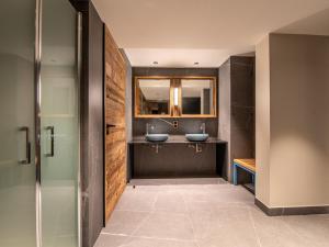 un bagno con due lavandini e due specchi di Luxueux Appartement avec Spa, Hammam et Sauna aux Allues - FR-1-613-56 a Les Allues Altre 26 foto