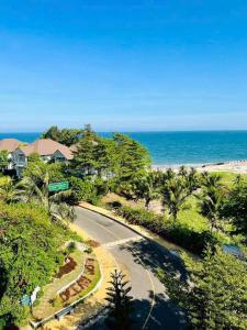 a road in front of a beach with the ocean at By The Beach Apartment in Ấp Ngọc Hải