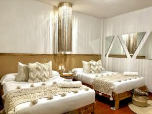 Tempat tidur dalam kamar di ALEIA Hospedaje Centro