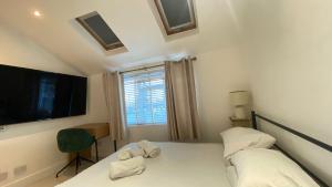 ein kleines Schlafzimmer mit einem Bett und einem Fenster in der Unterkunft 1 Bedroom, Near Alexandra Palace - London - Kings Cross - New Southgate Suite 1 in New Southgate