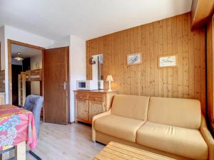 a living room with a couch and a microwave at Appartement cosy 4/6 pers. avec balcon sud et wifi à La Clusaz - FR-1-818-79 in La Clusaz
