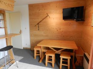 Μια τηλεόραση ή/και κέντρο ψυχαγωγίας στο Confort aux 7 Laux: 6 pers, proche pistes, balcon - FR-1-557A-58