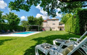 podwórko z basenem i domem w obiekcie Holiday Home Ladici Ii w mieście Kanfanar