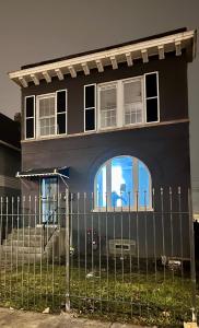 une maison avec une clôture devant dans l'établissement Chic Retreat, à Chicago