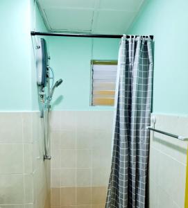 una ducha con cortina de ducha en blanco y negro en 3R2B Homestay Puchong behind Bandar Puteri, en Puchong