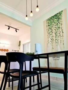 Un comedor con una mesa y sillas negras. en 3R2B Homestay Puchong behind Bandar Puteri, en Puchong 16 fotos más