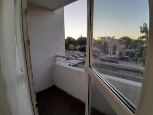 a room with a window with a view of a street at Departamento Equipado 3 Personas, 2 Habitaciones in Temuco