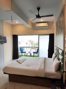 Giường trong phòng chung tại Glitz Hotels A Residency - Nr International Airport Mumbai