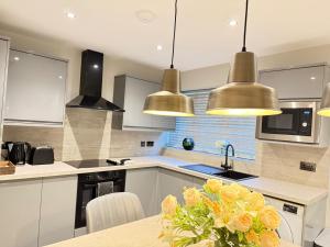 Η κουζίνα ή μικρή κουζίνα στο Cozy Rochester Apartment Retreat +24 φωτογραφίες