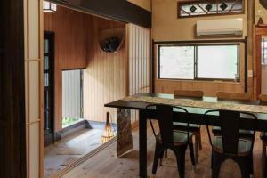 una sala da pranzo con tavolo e alcune sedie di 山都せせらぎ荘 a Kaneuchi