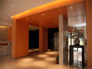 a lobby with a statue of a snake on a table at Jinjiang Inn Fuzhou Cangshan Olympic Centre in Fuzhou