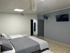 TV a/nebo společenská místnost v ubytování MOMA Guest House en Alto Boquete