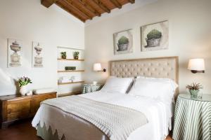 A bed or beds in a room at Casavilla Rentals by Torre a Cona