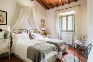 A bed or beds in a room at Casavilla Rentals by Torre a Cona
