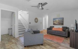 Una sala de estar con dos sofás y un ventilador de techo. en Luxury 6 Bedroom Vacation Home with Private Pool, en Cabo Coral