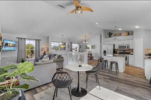 Una sala de estar y una cocina con un sofá y una mesa. en Luxury 6 Bedroom Vacation Home with Private Pool, en Cabo Coral