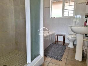 Ένα μπάνιο στο Spacious Beachside apartment