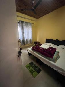 Postel nebo postele na pokoji v ubytování JeeRosh Hotel & Lodge