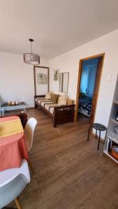 a living room with a bed and a mirror at Cabaña Mediterranea ideal pareja con lindas vistas in Quintero