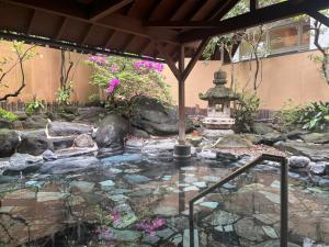 Taman di luar Itoen Hotel
