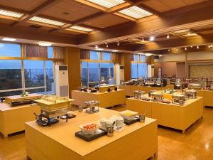 una grande stanza con tavoli con sopra del cibo di Itoen Hotel a Ito