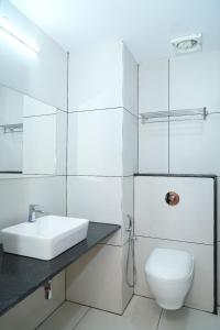 Koupelna v ubytování Hotel Kalyan Suites