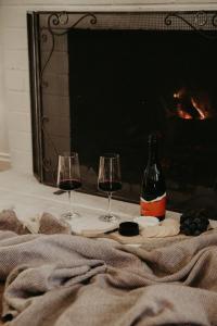 ヘプバーン・スプリングスにあるStylish and Relaxing - Bathtub, Vinyls, Fireplaceのワイン2杯(暖炉のそば)