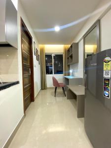 Η κουζίνα ή μικρή κουζίνα στο Fully furnished luxury studio flat apartment in Jaipur free wifi
