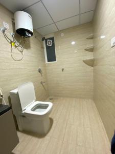 Ένα μπάνιο στο Fully furnished luxury studio flat apartment in Jaipur free wifi