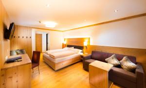 Postel nebo postele na pokoji v ubytování Hotel Dorfer