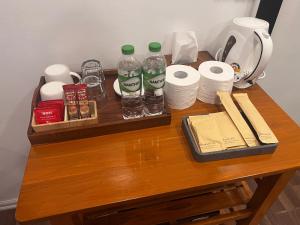Příslušenství pro přípravu čaje a kávy v ubytování Big Elk Steak House - HomeStay
