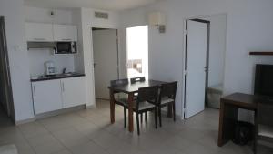 Kuchyň nebo kuchyňský kout v ubytování Residence Services Calypso Calanques Plage