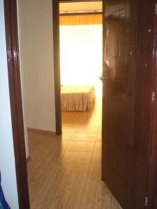 um quarto com uma porta que leva a um quarto com uma cama em Apartment Zhemchuzhina Ureki em Ureki