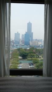 ein Fenster mit Blick auf einen Parkplatz in der Unterkunft City Suites - Kaohsiung Pier2 in Kaohsiung