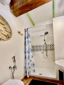 ein Badezimmer mit Dusche und Waschbecken in der Unterkunft Stonehouse apartments in Forcella