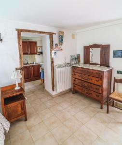 eine Küche mit einer Holzkommode in einem Zimmer in der Unterkunft Stonehouse apartments in Forcella + 28 Fotos