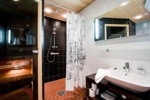 Koupelna v ubytování Haapala Suites entinen IIDA Vuokatti + 37 fotografií