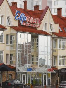 un hotel con un cartel encima en Eurohotel Southern, en Yekaterinburg