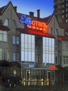 エカテリンブルクにあるEurohotel Southernのネオンの看板が上のホテル