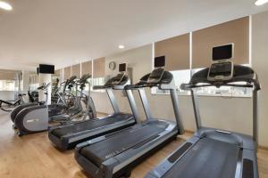 The fitness centre and/or fitness facilities at Ramada Downtown Abu Dhabi