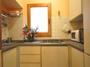 
A kitchen or kitchenette at Calliope
