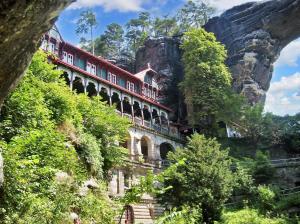 ObernaundorfにあるComfortable apartment in Obernaundorf with shared pool, 45m²の山側の建物